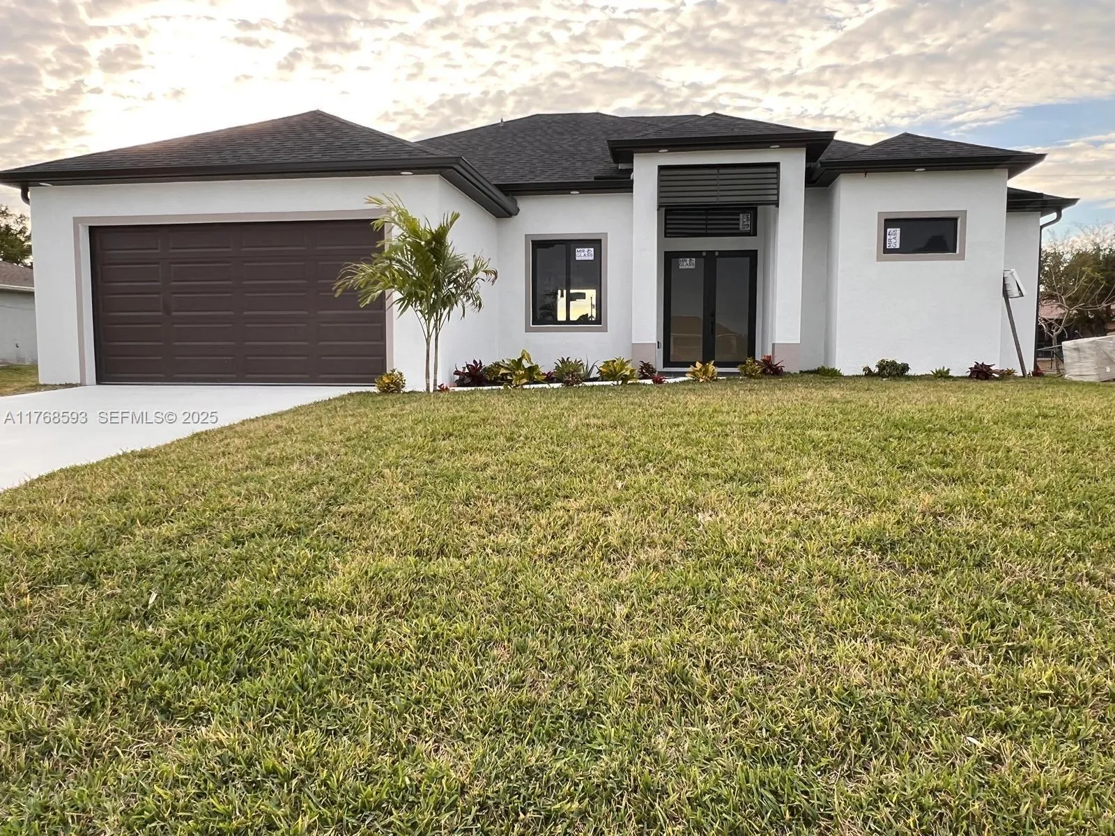 Foto de propiedad en 2122 NE 14th Place, Cape Coral, FL 33909 Cape Coral con MLS# 