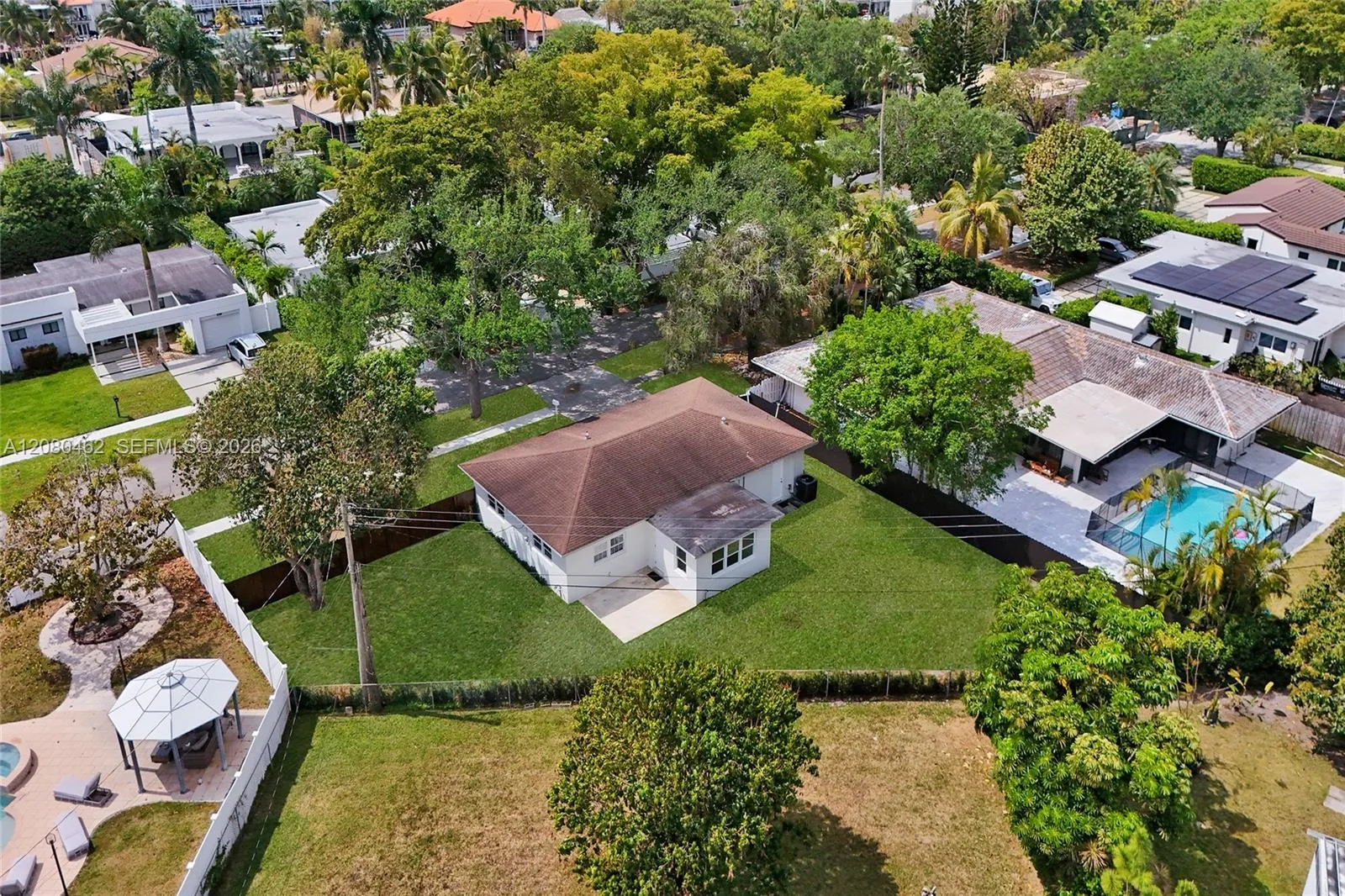 Foto de propiedad en 2125 Alamanda Drive, North Miami, FL 33181 North Miami con MLS# 