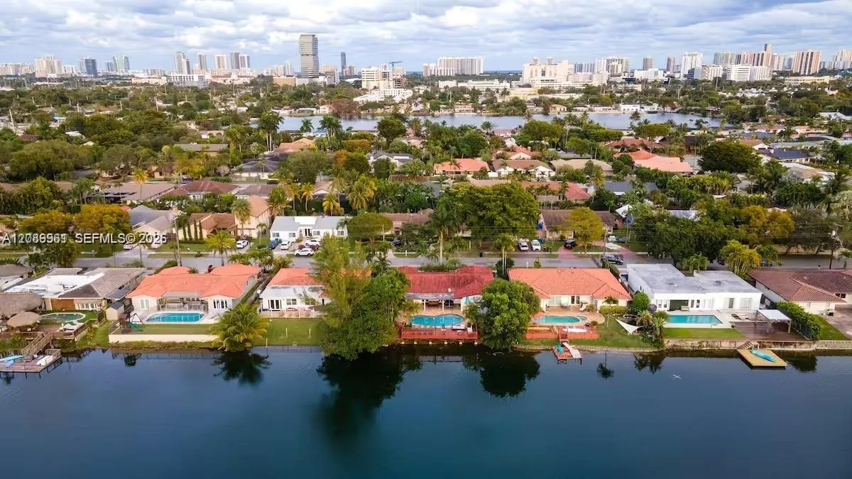 En Venta 21250 NE 23rd Avenue, Miami, FL 33180, Miami, FL 33180