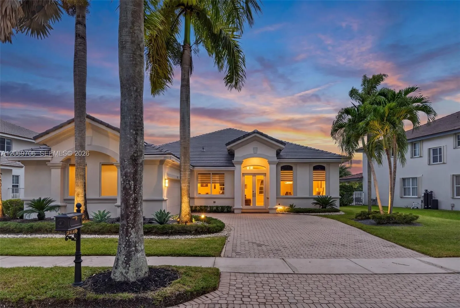 Foto de propiedad en 2126 Quail Roost Drive, Weston, FL 33327 Weston con MLS# 