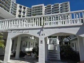 Foto de propiedad en 2127 Van Buren Street 106, Hollywood, FL 33020 Hollywood con MLS# 