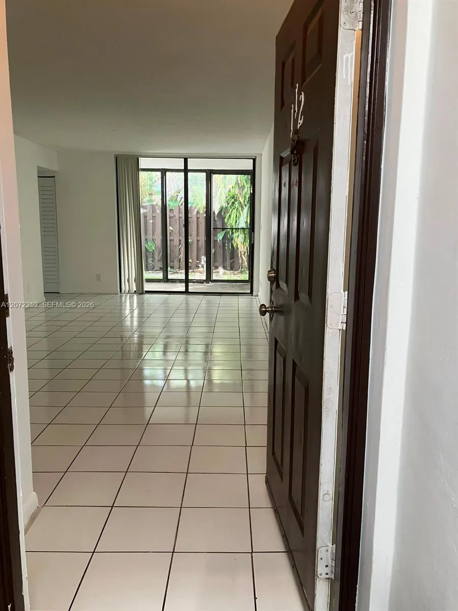 Foto de propiedad en 213 Lake Pointe Drive 112, Oakland Park, FL 33309 Oakland Park con MLS# 