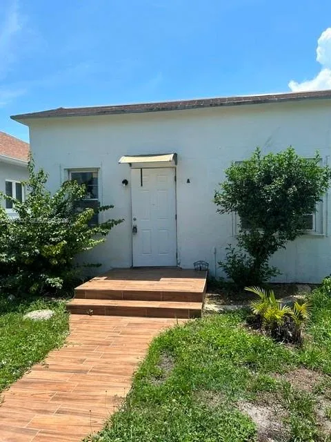 Foto de propiedad en 213 SW 11th Street A, Dania Beach, FL 33004 Dania Beach con MLS# 
