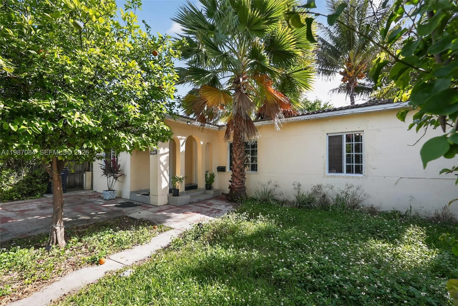 Foto de propiedad en 2131 Biarritz Drive, Miami Beach, FL 33141 Miami Beach con MLS# 