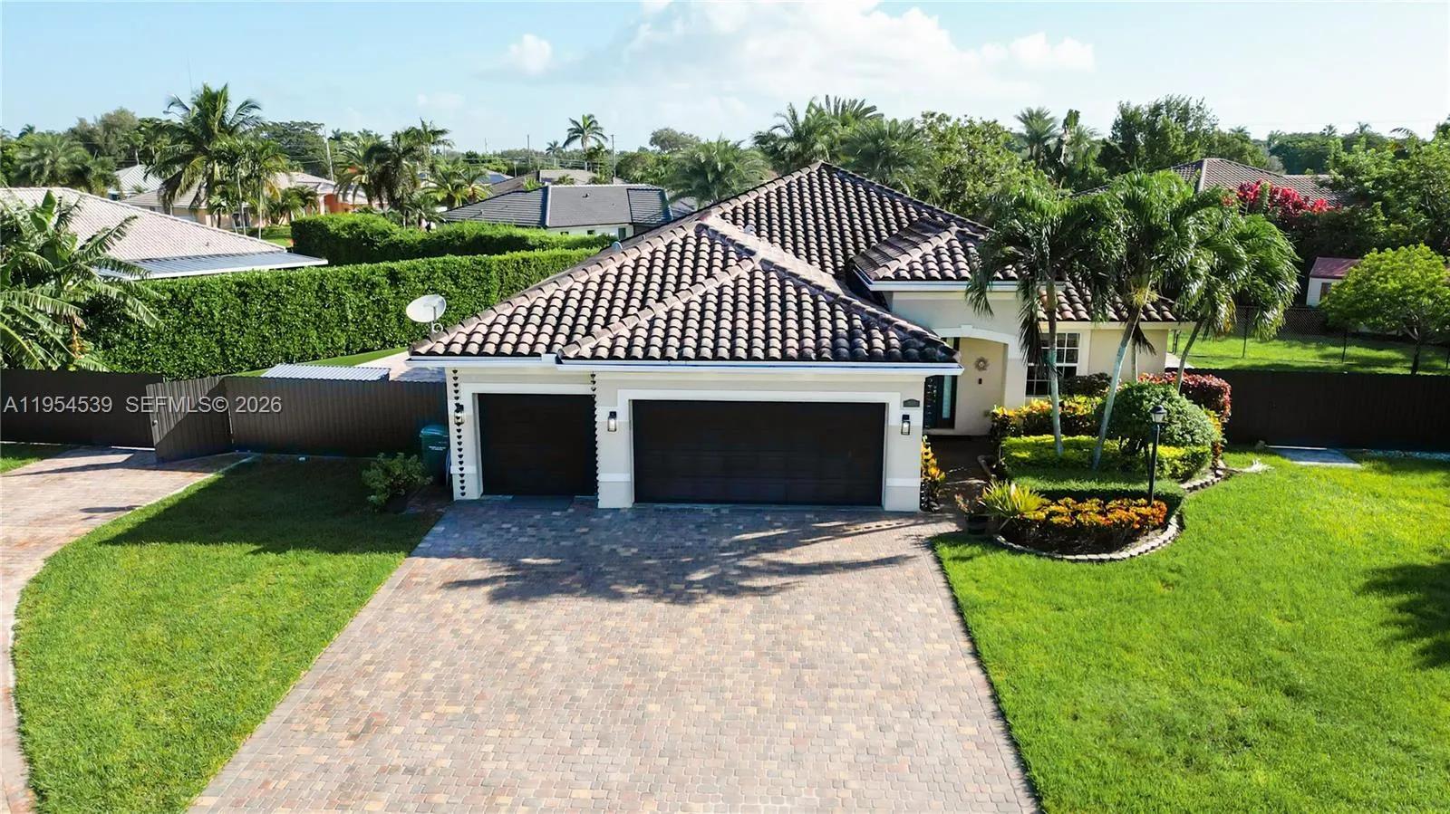 Foto de propiedad en 2133 NW 14th Place, Homestead, FL 33030 Homestead con MLS# 