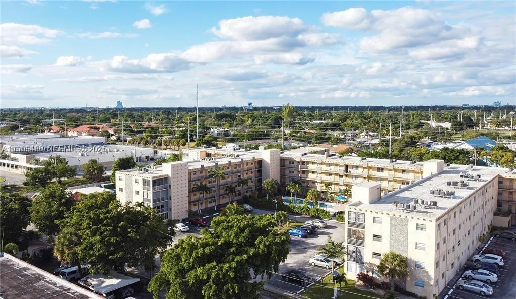Foto de propiedad en 2145 Pierce Street 205, Hollywood, FL 33020 Hollywood con MLS# 