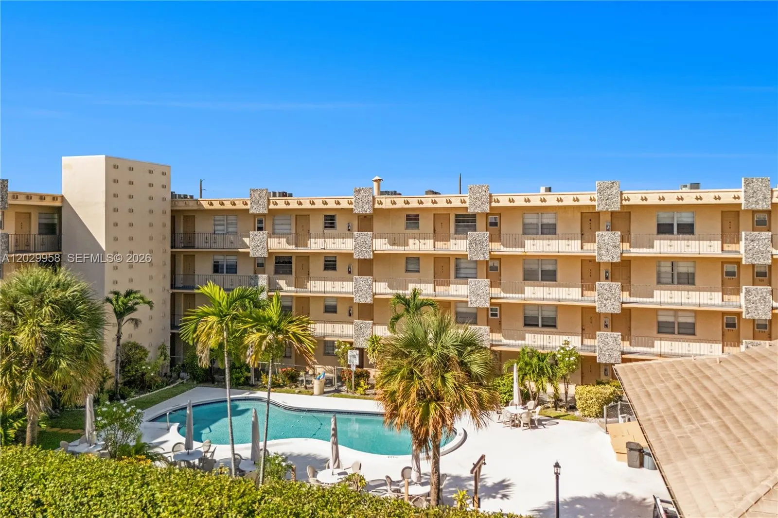 Foto de propiedad en 2145 Pierce Street 305, Hollywood, FL 33020 Hollywood con MLS# 