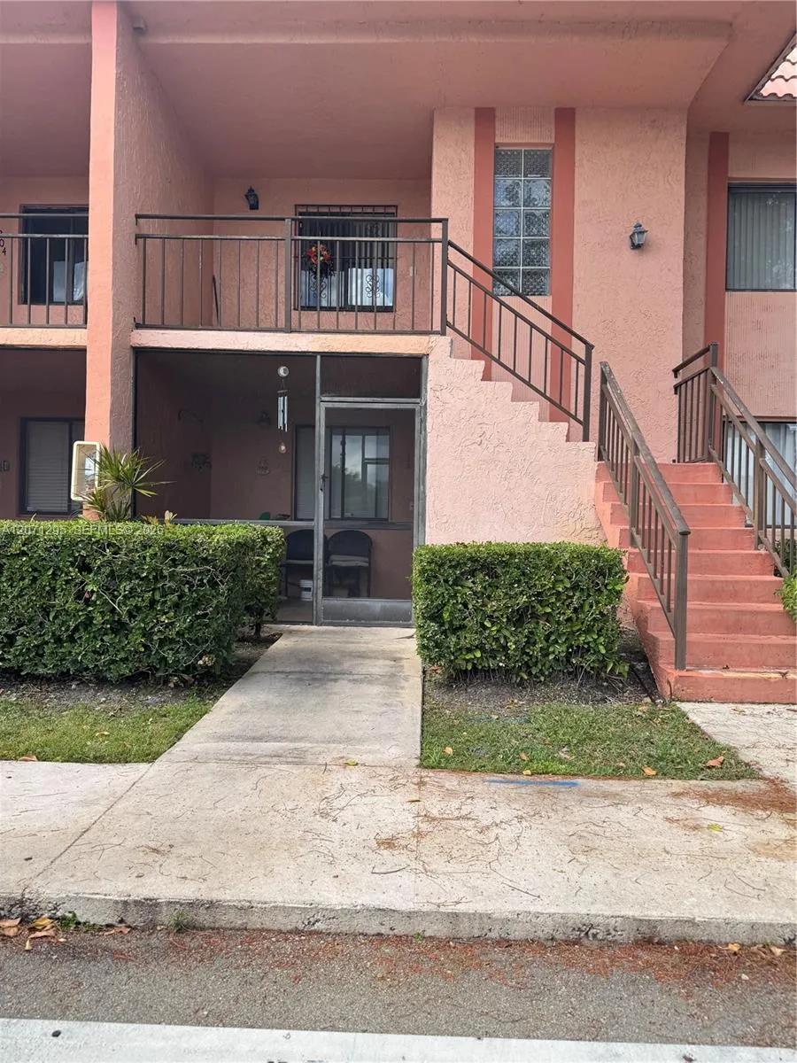 Foto de propiedad en 215 Lakeview Drive 105, Weston, FL 33326 Weston con MLS# 