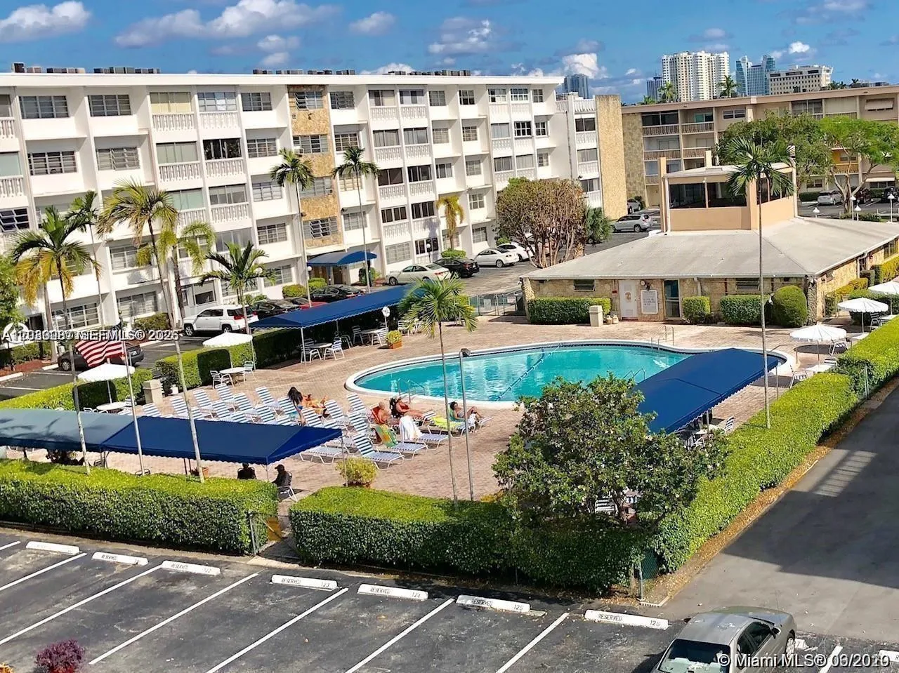 Foto de propiedad en 215 SE 3rd Avenue 206A, Hallandale Beach, FL 33009 Hallandale Beach con MLS# 