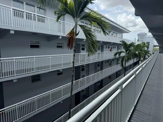 Foto de propiedad en 215 SE 3rd Avenue 307B, Hallandale Beach, FL 33009 Hallandale Beach con MLS# 