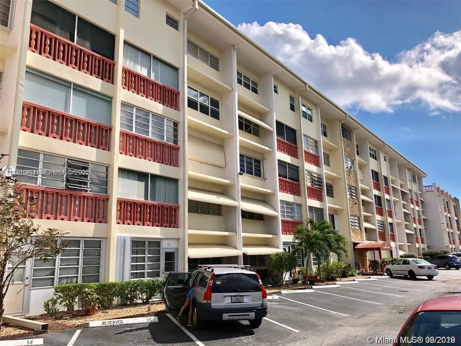 Foto de propiedad en 215 SE 3rd Avenue 407B, Hallandale Beach, FL 33009 Hallandale Beach con MLS# 