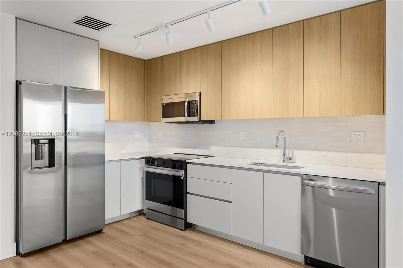 Foto de propiedad en 215 SE 4th Street 202, Hallandale Beach, FL 33009 Hallandale Beach con MLS# 