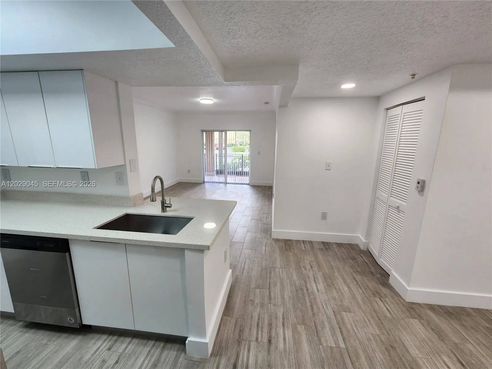 Foto de propiedad en 215 SW 117th Terrace 14101, Pembroke Pines, FL 33025 Pembroke Pines con MLS# 
