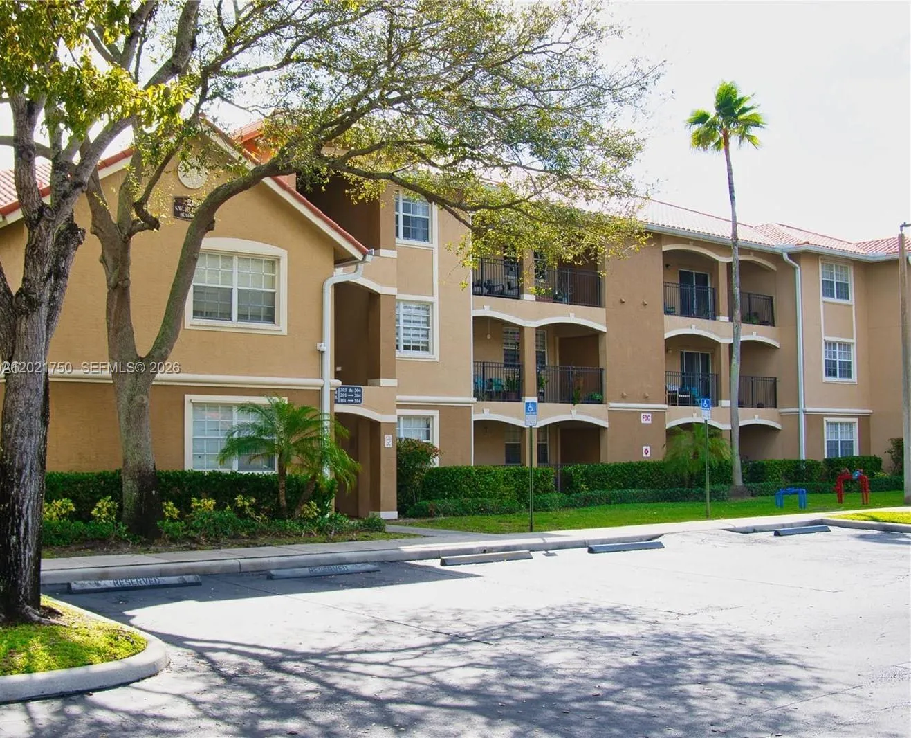 Foto de propiedad en 215 SW 117th Terrace 14107, Pembroke Pines, FL 33025 Pembroke Pines con MLS# 