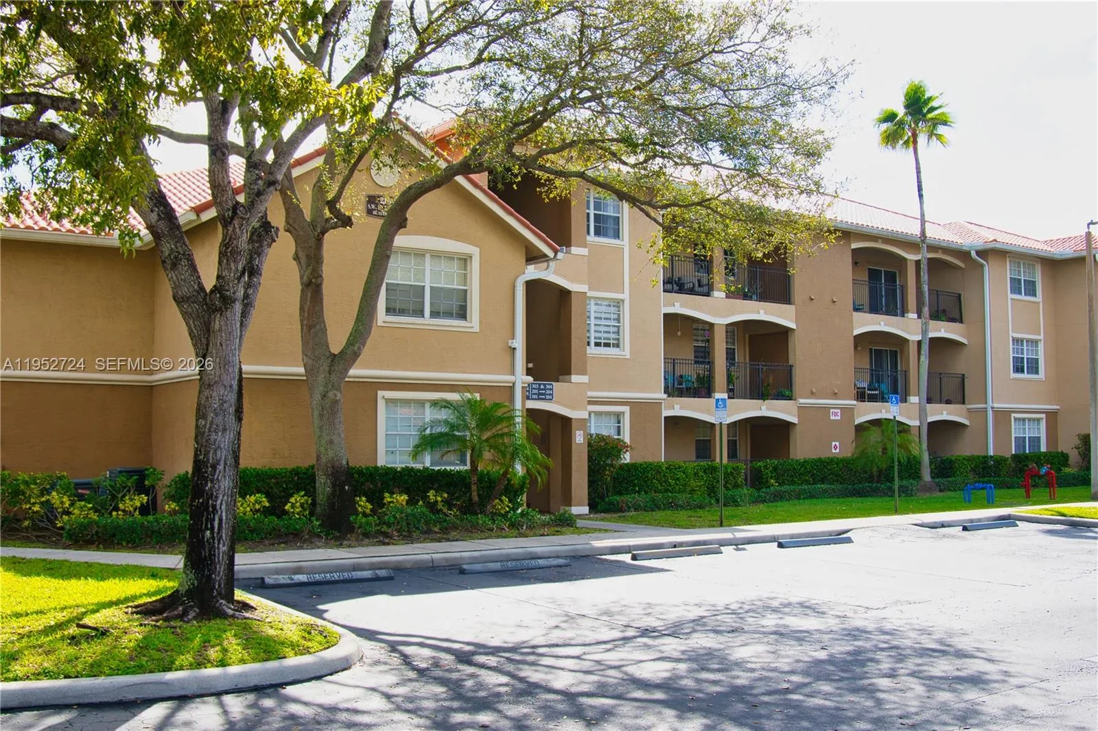 Foto de propiedad en 215 SW 117th Terrace 14304, Pembroke Pines, FL 33025 Pembroke Pines con MLS# 