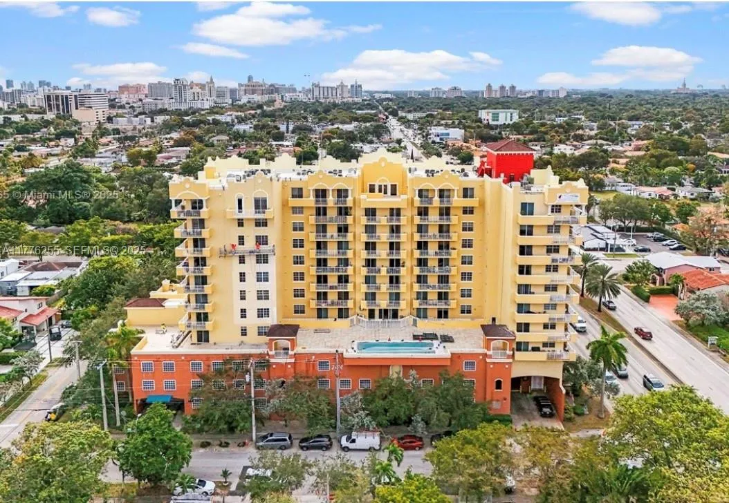Foto de propiedad en 215 SW 42nd Avenue 402, Miami, FL 33134 Miami con MLS# 