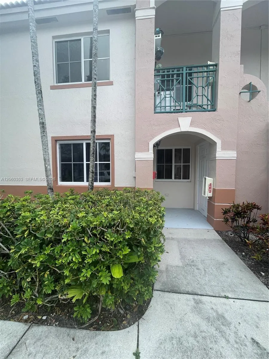 Foto de propiedad en 2151 NW 77th Way 102, Pembroke Pines, FL 33024 Pembroke Pines con MLS# 