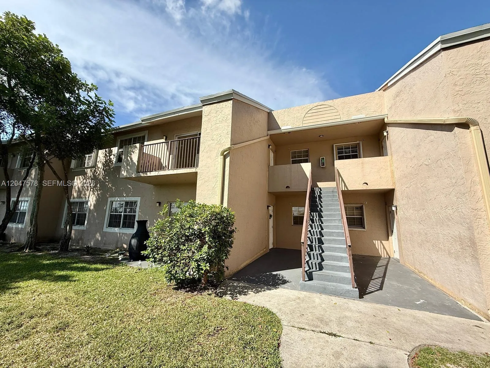 Foto de propiedad en 2151 NW 96th Terrace 15G, Pembroke Pines, FL 33024 Pembroke Pines con MLS# 