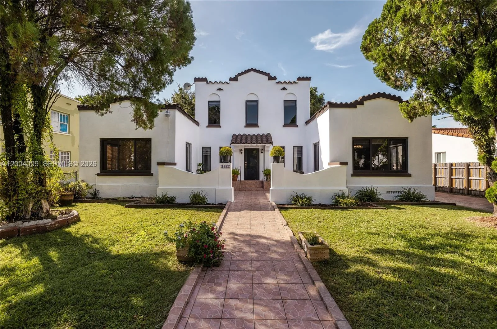 Foto de propiedad en 2152 SW 10th Street, Miami, FL 33135 Miami con MLS# 