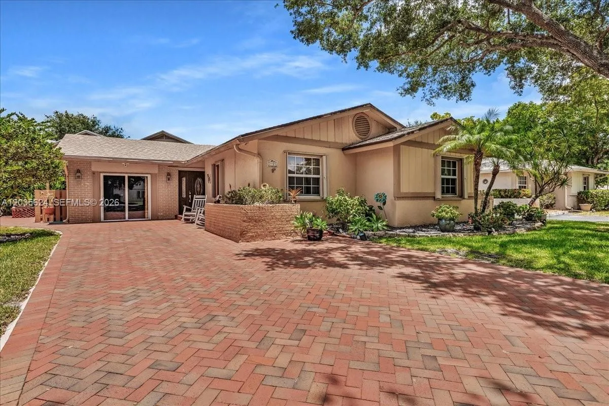 Foto de propiedad en 2155 Nova Village Drive, Davie, FL 33317 Davie con MLS# 