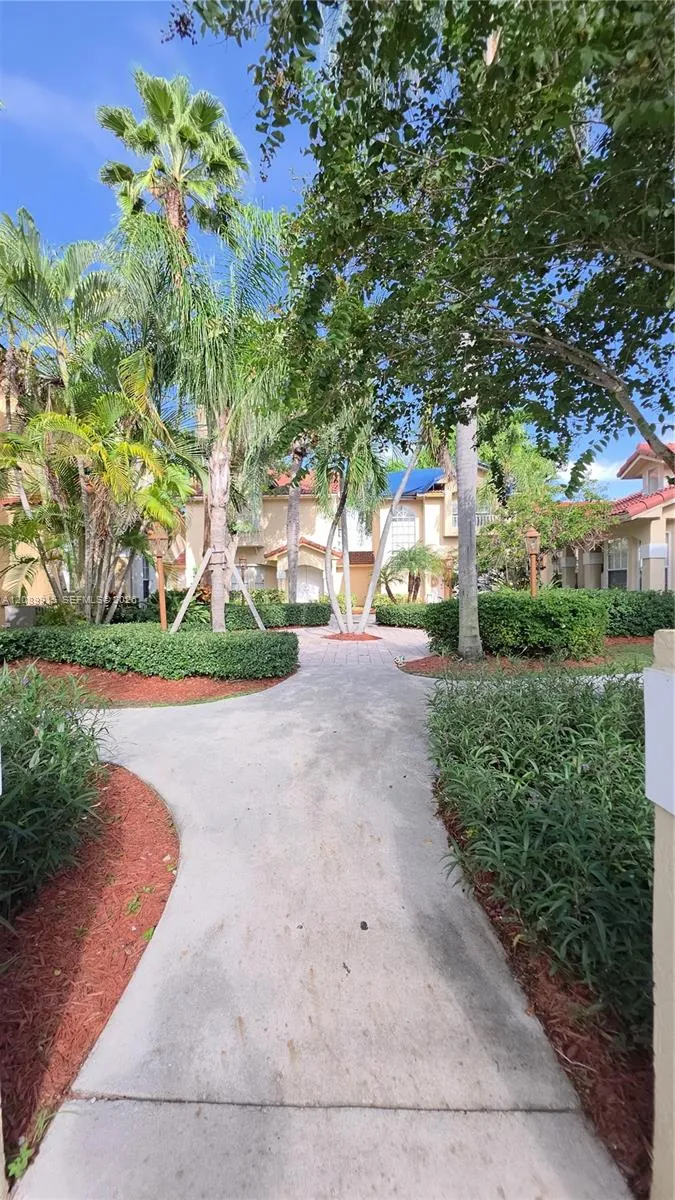 Foto de propiedad en 21555 SW 87th Court 201, Cutler Bay, FL 33189 Cutler Bay con MLS# 