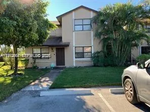 Foto de propiedad en 216 Lakeside Circle, Sunrise, FL 33326 Sunrise con MLS# 