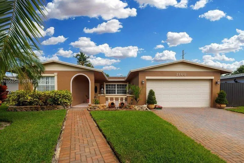 Foto de propiedad en 2160 NW 91st Terrace, Pembroke Pines, FL 33024 Pembroke Pines con MLS# 