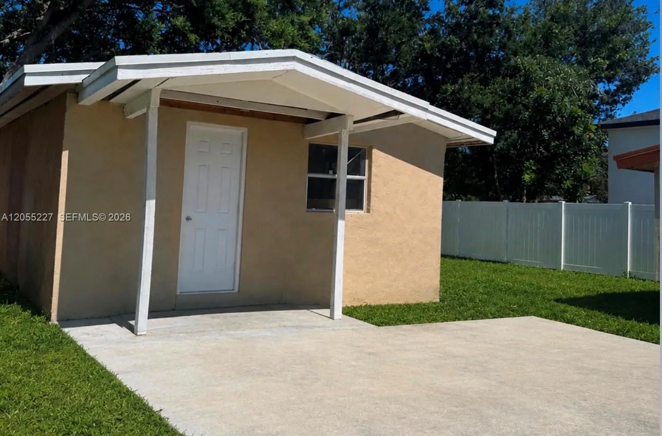 Foto de propiedad en 217 NW 14th Court B, Dania Beach, FL 33004 Dania Beach con MLS# 