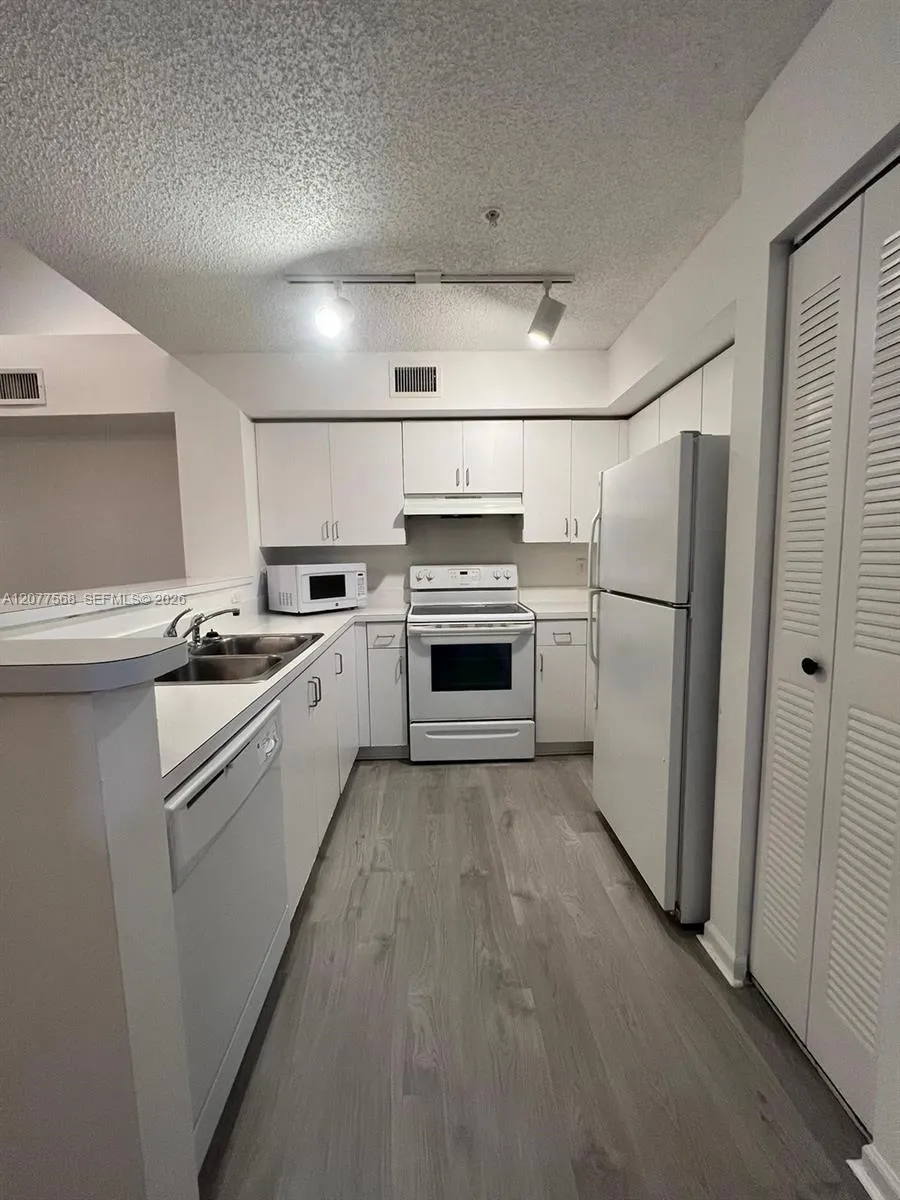 Foto de propiedad en 2173 Renaissance Boulevard 201, Miramar, FL 33025 Miramar con MLS# 