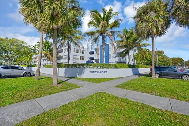 Foto de propiedad en 2175 NE 170th Street 206, North Miami Beach, FL 33162 North Miami Beach con MLS# 