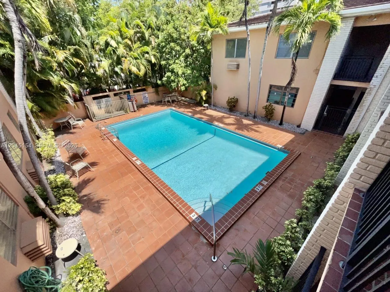 Foto de propiedad en 218 Santillane Avenue 11, Coral Gables, FL 33134 Coral Gables con MLS# 