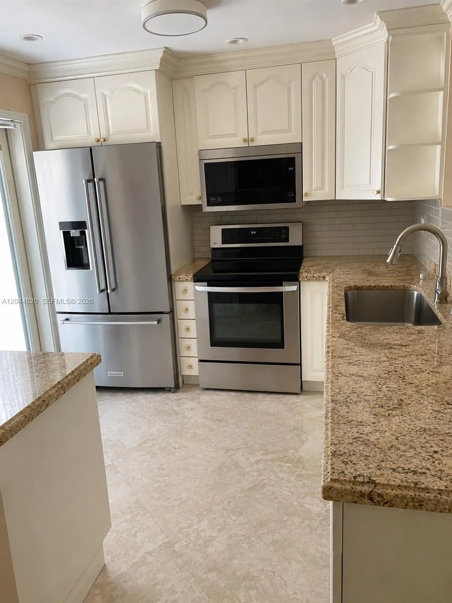 Foto de propiedad en 219 NE 14th Avenue 306, Hallandale Beach, FL 33009 Hallandale Beach con MLS# 