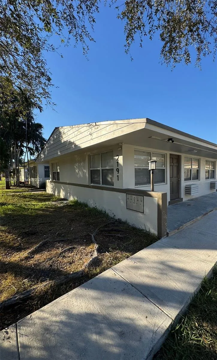Foto de propiedad en 2191 NE 167th Street 1, North Miami Beach, FL 33162 North Miami Beach con MLS# 