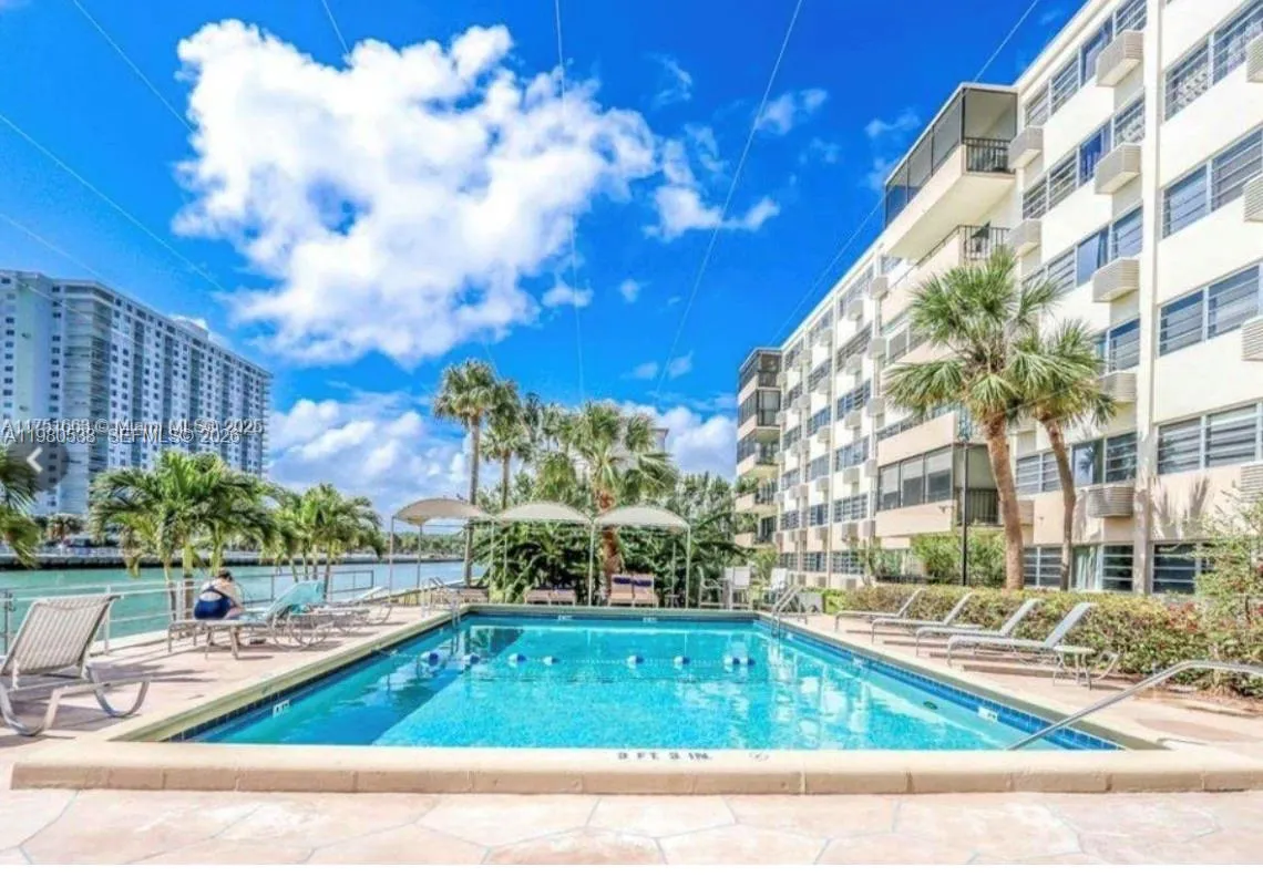 Foto de propiedad en 220 Kings Point Drive 106, Sunny Isles Beach, FL 33160 Sunny Isles Beach con MLS# 