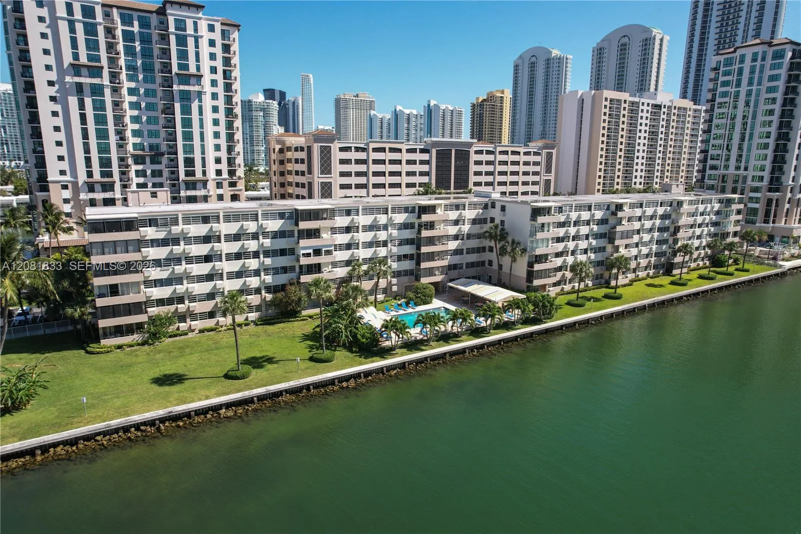 Foto de propiedad en 220 Kings Point Drive 304, Sunny Isles Beach, FL 33160 Sunny Isles Beach con MLS# 