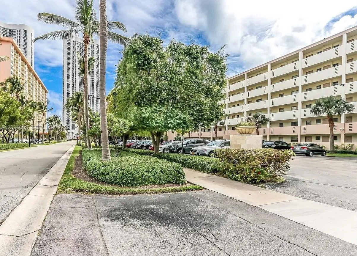 En Renta 220 Kings Point Drive 411, Sunny Isles Beach, FL 33160, Sunny Isles Beach, FL 33160