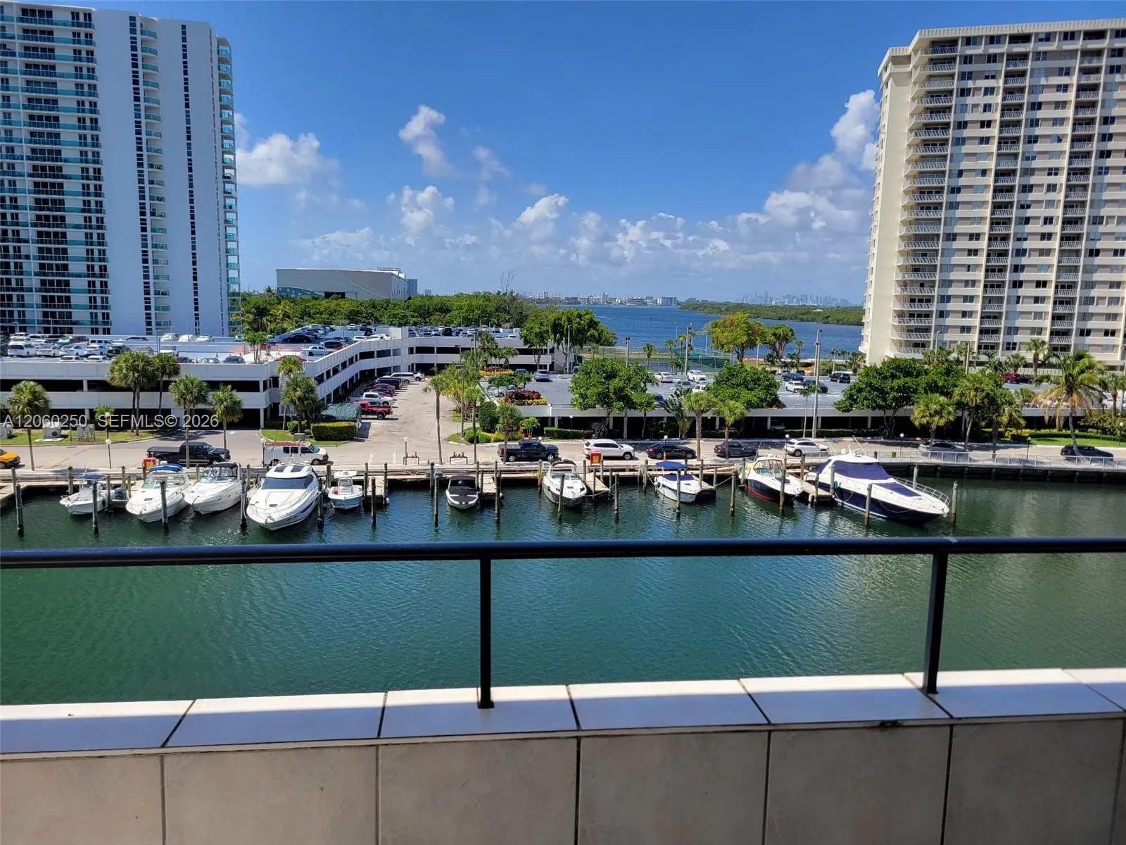 Foto de propiedad en 220 Kings Point Drive 606, Sunny Isles Beach, FL 33160 Sunny Isles Beach con MLS# 
