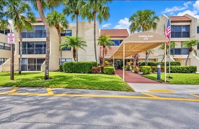 En Venta 220 Lakeview Drive 101, Weston, FL 33326, Weston, FL 33326