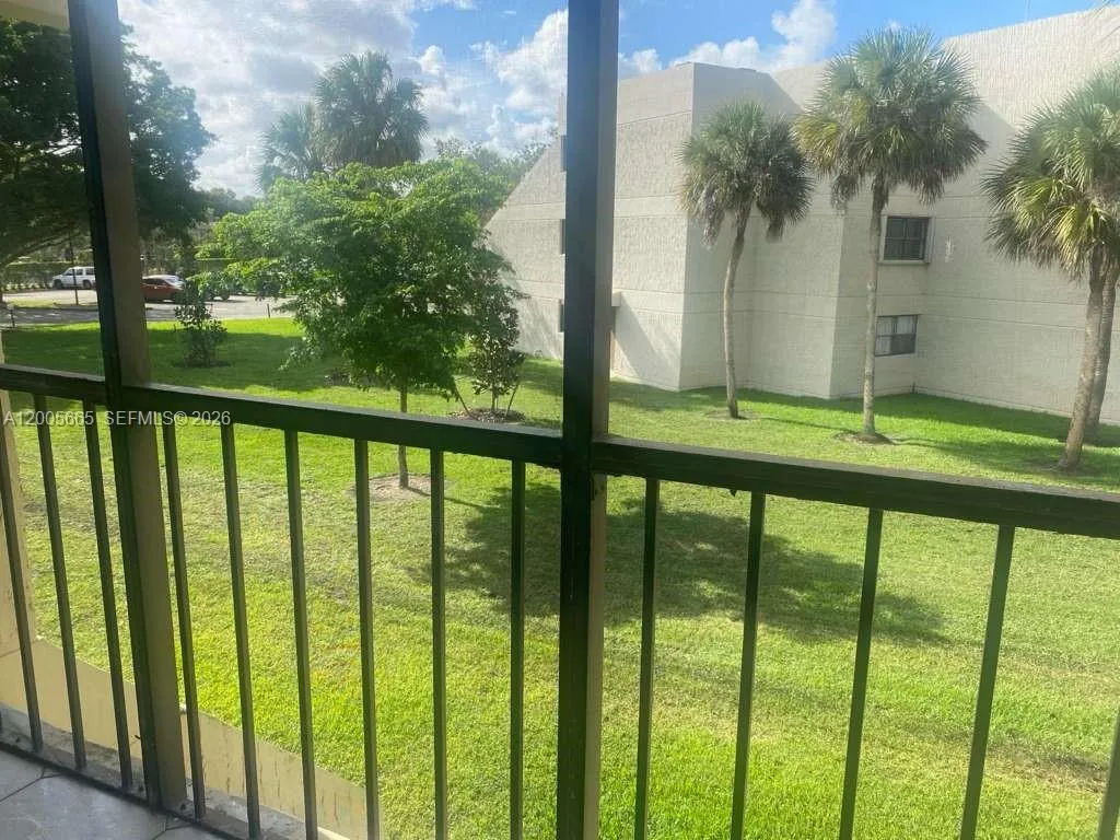 Foto de propiedad en 220 Lakeview Drive 203, Weston, FL 33326 Weston con MLS# 