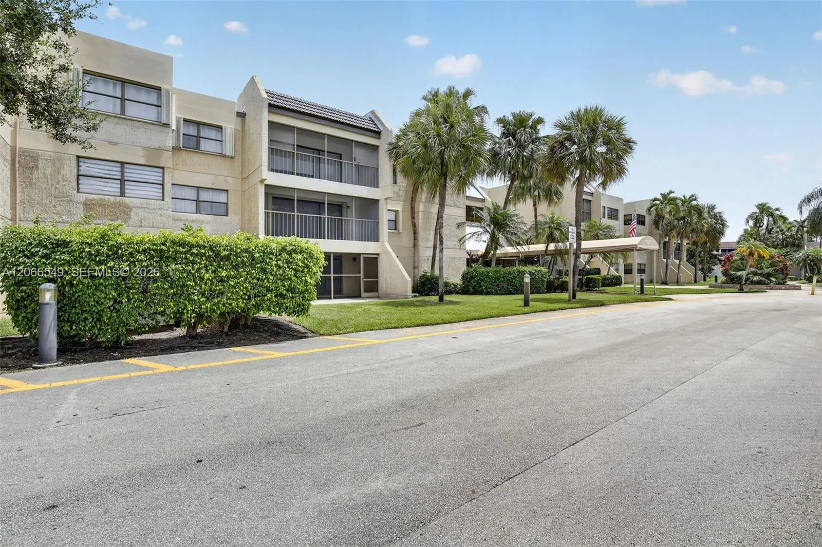 Foto de propiedad en 220 Lakeview Drive 210, Weston, FL 33326 Weston con MLS# 