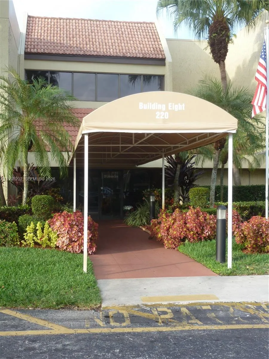 Foto de propiedad en 220 Lakeview Drive 301, Weston, FL 33326 Weston con MLS# 