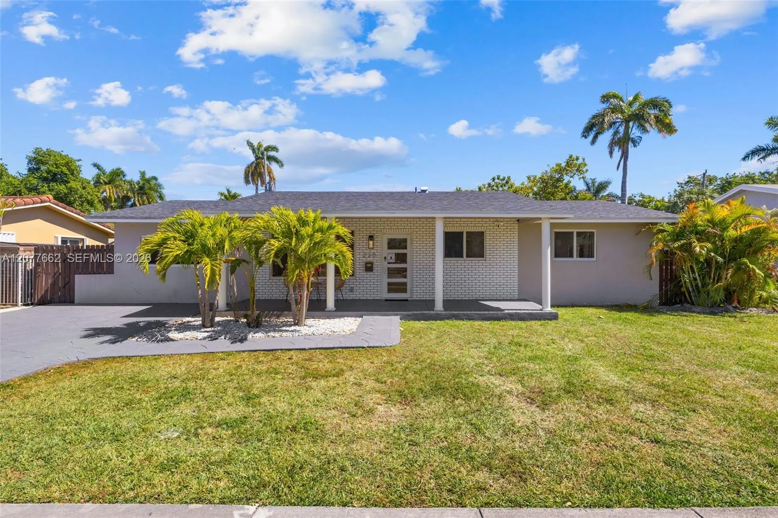 Foto de propiedad en 220 NE 10th Avenue, Hallandale Beach, FL 33009 Hallandale Beach con MLS# 