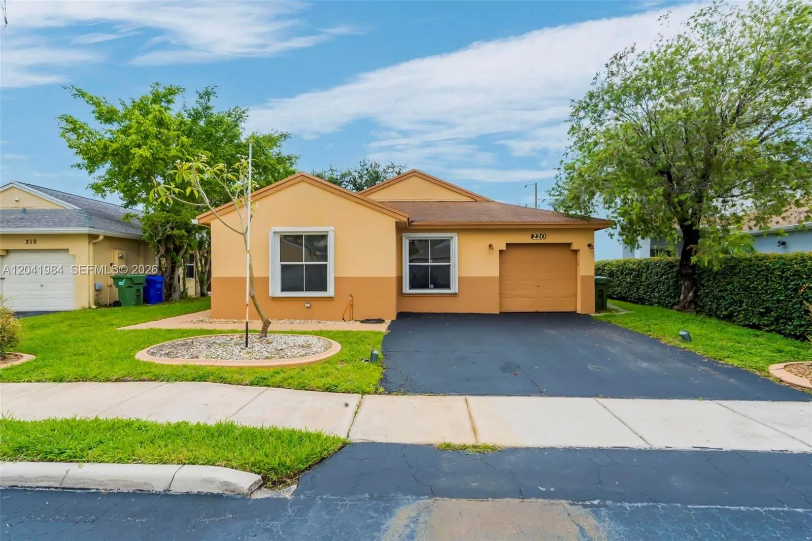 Foto de propiedad en 220 NW 207th Way, Pembroke Pines, FL 33029 Pembroke Pines con MLS# 
