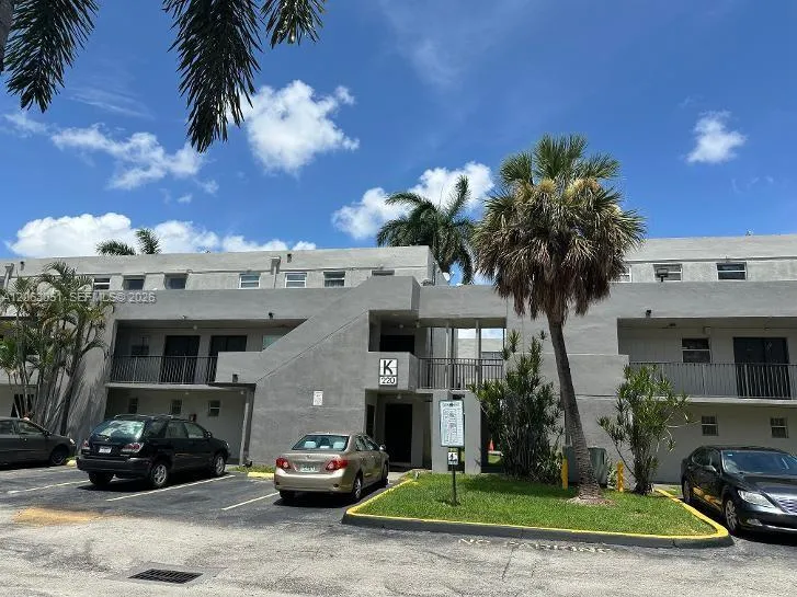 Foto de propiedad en 220 NW 87th Avenue K108, Miami, FL 33172 Miami con MLS# 