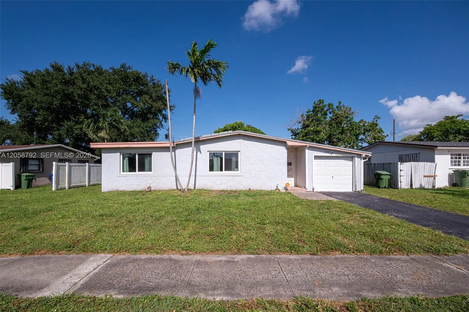 Foto de propiedad en 220 SW 65th Avenue, Pembroke Pines, FL 33023 Pembroke Pines con MLS# 