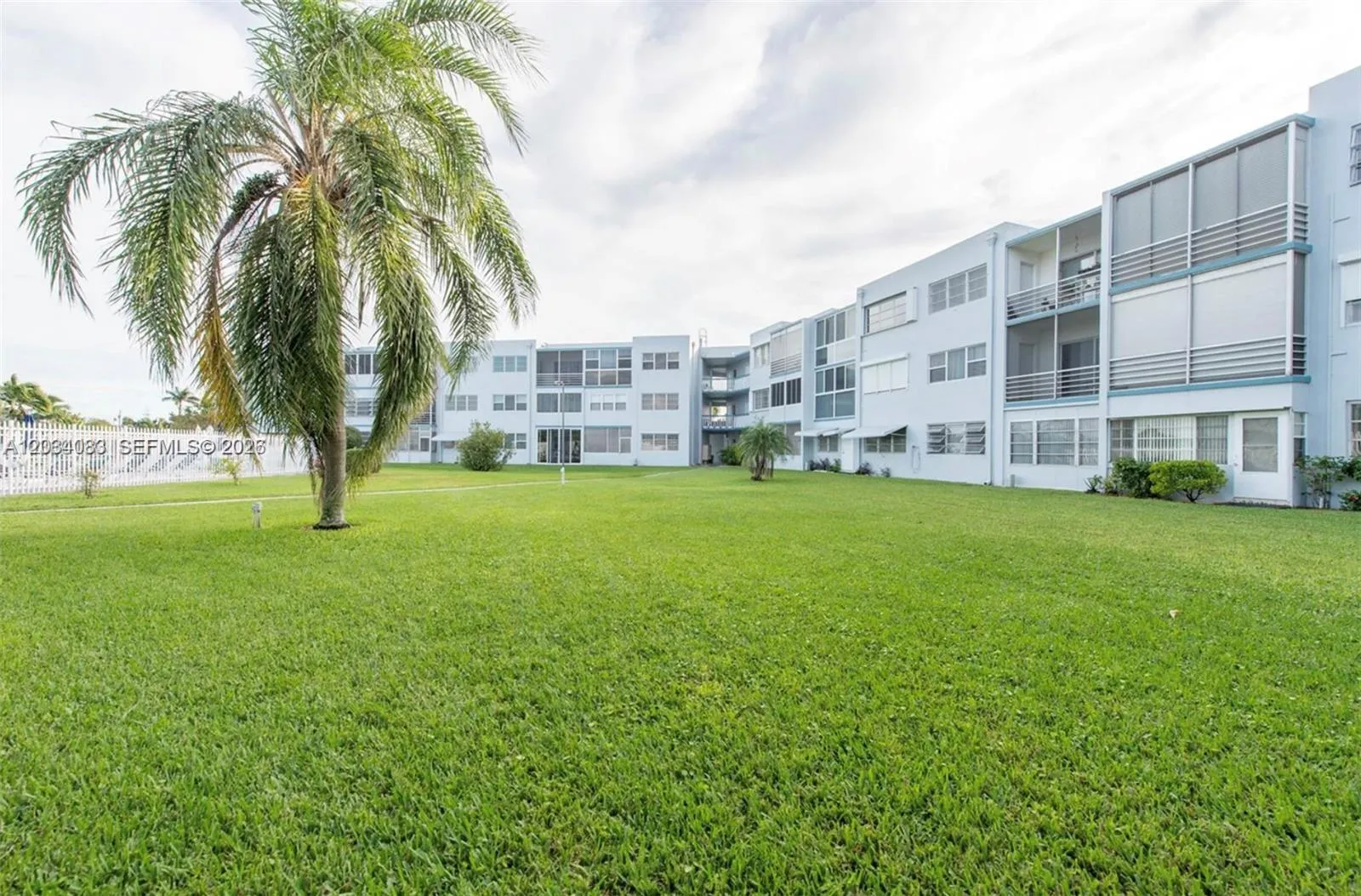Foto de propiedad en 2200 Park Lane 105, Hollywood, FL 33021 Hollywood con MLS# 