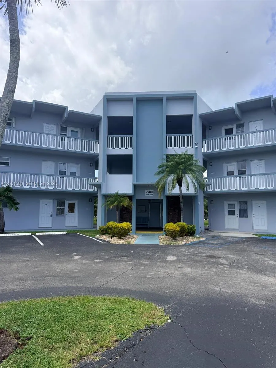 Foto de propiedad en 2200 Park Lane 311, Hollywood, FL 33021 Hollywood con MLS# 