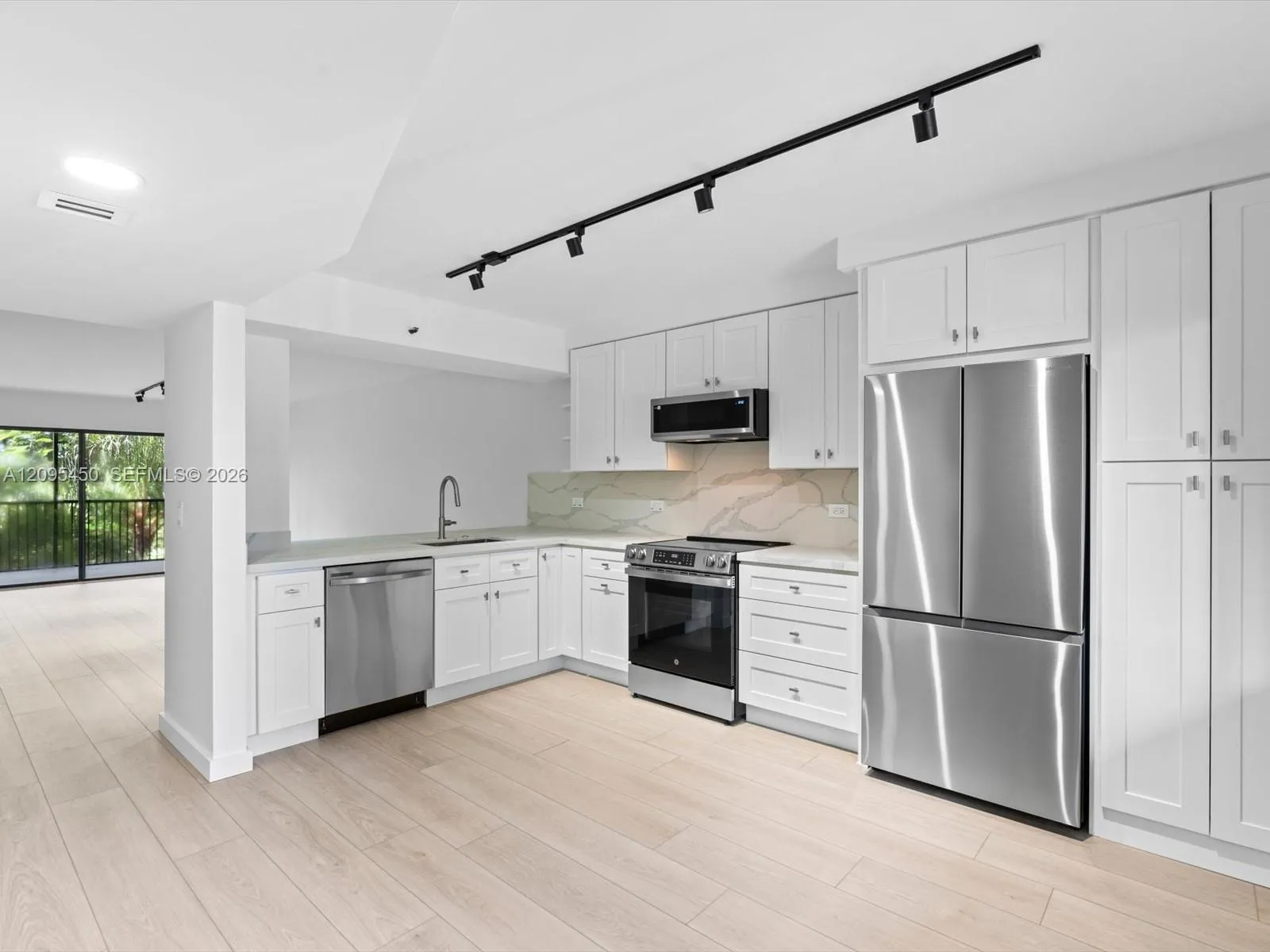 En Venta 2200 S Cypress Bend Drive 303, Pompano Beach, FL 33069, Pompano Beach, FL 33069