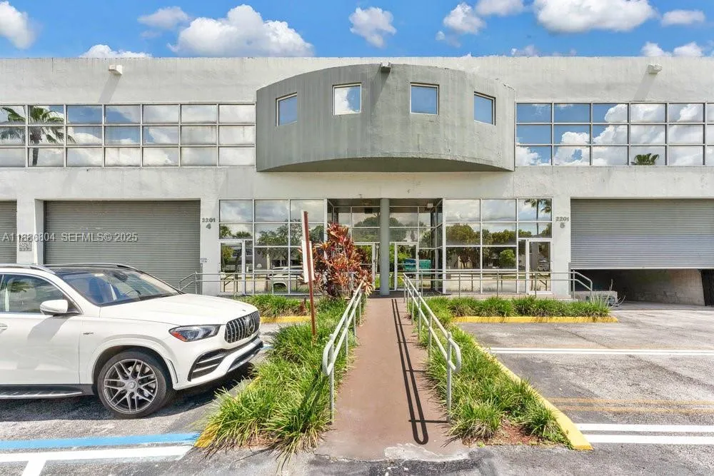 Foto de propiedad en 2201 NW 102nd Place 4A, Doral, FL 33172 Doral con MLS# 
