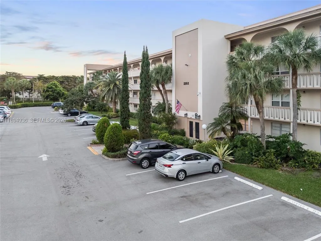 Foto de propiedad en 2202 Lucaya Bend L3, Coconut Creek, FL 33066 Coconut Creek con MLS# 
